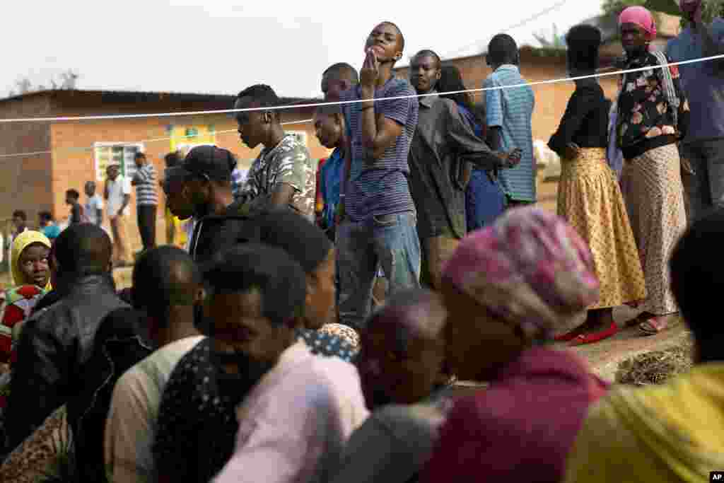 Rwandans waiting to vote in Kigali, Aug. 4, 2017. (AP)