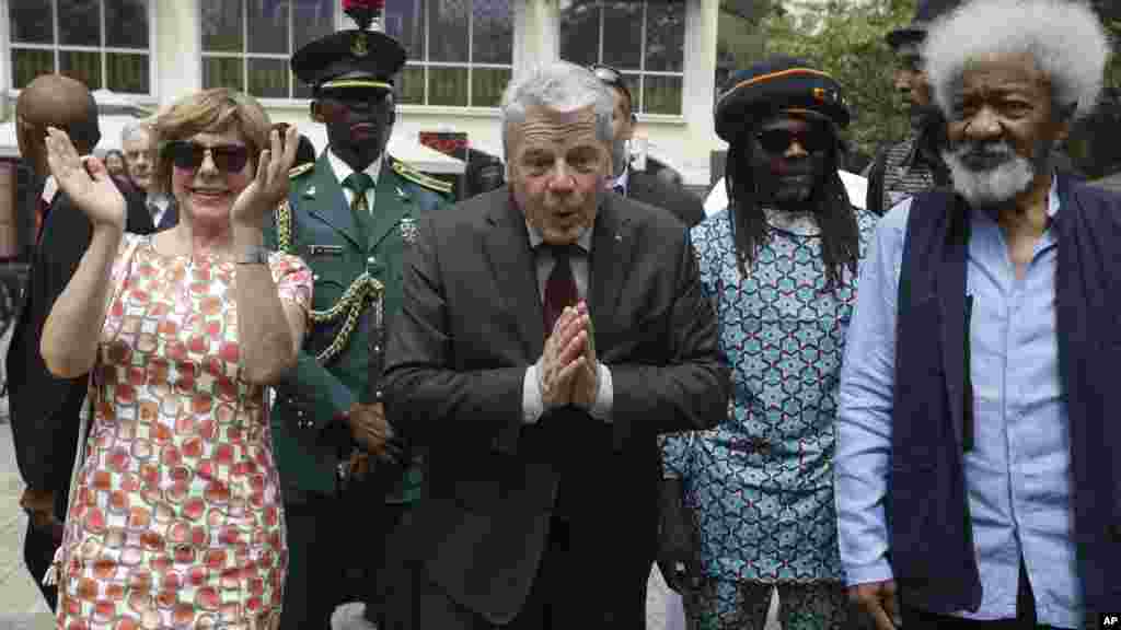 Le président Joachim Gauck, et le professeur Wole Soyinka, lors d'une visite au parc de la liberté à Lagos, Nigeria, 9 février 2016.