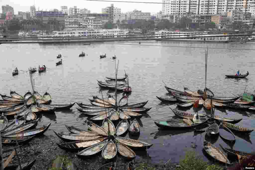 Xuồng neo đậu bên sông Buriganga ở ngoại ô Dhaka, Bangladesh.