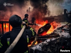 Petugas pemadam kebakaran bekerja di lokasi kawasan industri yang terkena serangan rudal Rusia, di tengah serangan Rusia terhadap Ukraina, di wilayah Kyiv, Ukraina, 13 November 2024. (Foto: via Reuters)