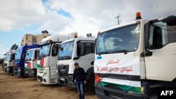 携带约旦野外医院设备的救援车队从埃及越过拉法过境点抵达加沙地带南部的汗尤尼斯。(2023年11月20日)