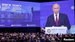 Presiden Rusia Vladimir Putin berbicara hari Jumat (7/6) pada forum investasi/ekonomi internasional (SPIEF) di St. Petersburg, Rusia.