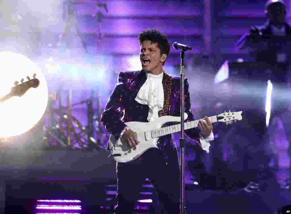 Bruno Mars tampil untuk menghormati Prince pada Grammy Awards ke-59 di Los Angeles (12/2). (Matt Sayles/Invision/AP)