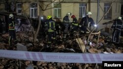 Rescatistas trabajan en el sitio donde un edificio de apartamentos que resultó gravemente dañado por un ataque con misiles rusos, en medio del ataque de Rusia contra Ucrania, en Kharkiv, Ucrania, el 30 de enero de 2023. REUTERS/Yevhen Titov