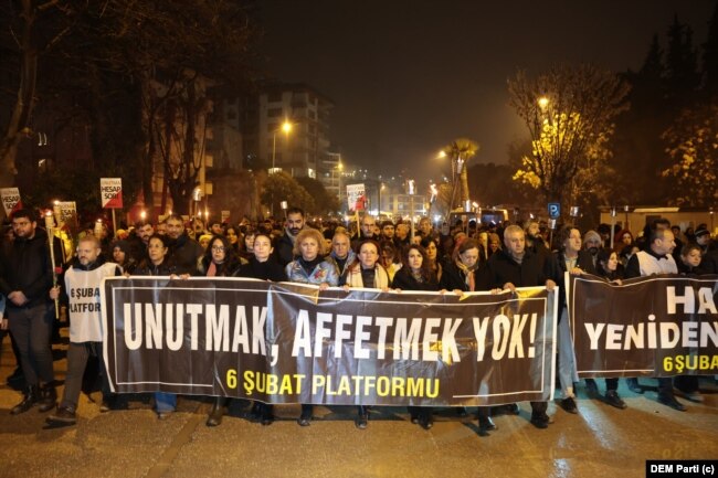 Hatay’ın Defne ilçesindeki anmaya çok sayıda parti ve STK temsilcisi katıldı.