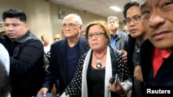 Senator Leila de Lima dikawal oleh petugas keamanan Senat setelah Mahkamah Pengadilan Regional memerintahkan penangkapannya di markas Senat di kota Pasay, Manila, Filipina, 23 Februari 2017. (REUTERS/Romeo Ranoco).