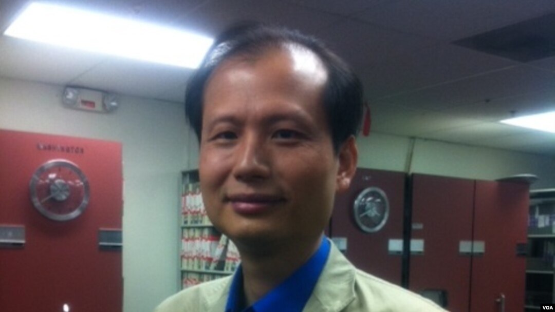 因打假而名声大振的中国科普作家方舟子近日做客美国之音，接受了专访 (美国之音海涛拍摄)