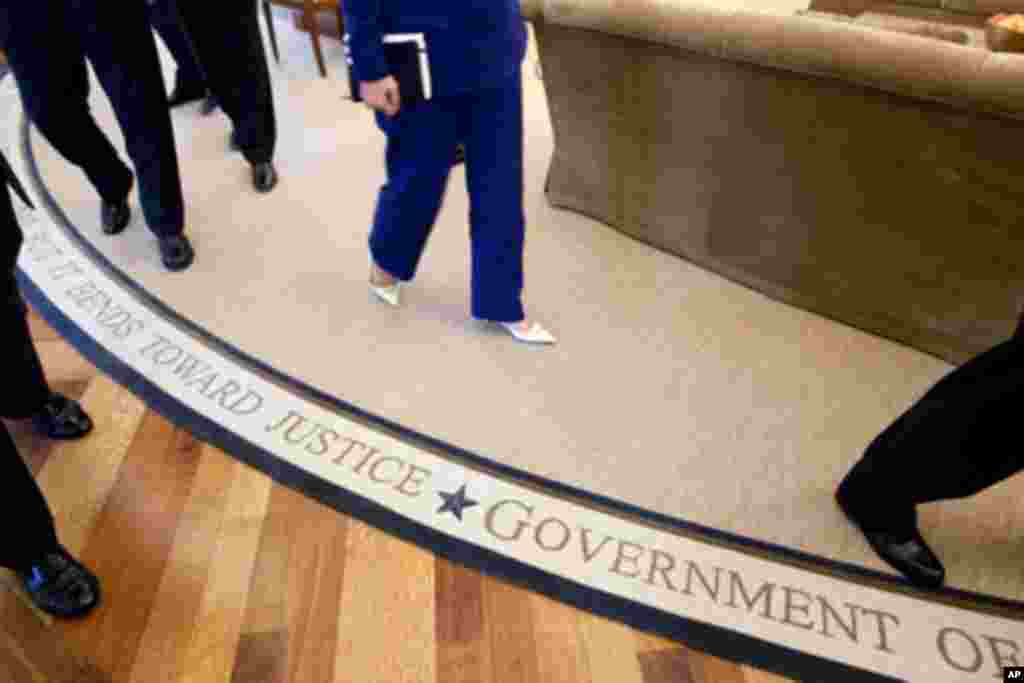 和总统交谈后，奥巴马中东政策小组离开椭圆形办公室(9月1日)