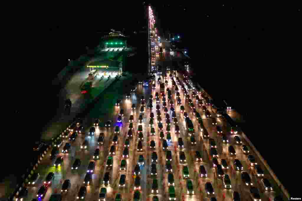 Kendaraan bermotor antre di gerbang tol Cikampek Utama membawa pemudik kembali ke kota masing-masing untuk merayakan Idul Fitri, 1 Juni 2019. (Foto: Antara via Reuters)