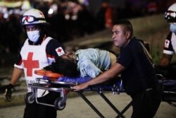 Rescatistas llevan en una camilla a una persona lesionada en el sitio donde un paso elevado de un metro colapsó parcialmente, en la estación de Olivos en la Ciudad de México, México, 3 de mayo de 2021.