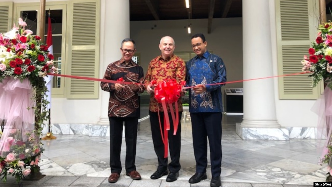 Dubes AS untuk Indonesia Joseph R Donovan bersama Wamenlu RI Mahendra Siregar dan Gubernur DKI Jakarta, Anies Baswedan meresmikan The Heritage Building atau Gedung Sjahrir yang berada di Kompleks Kedubes AS, Jakarta, Kamis, 23 Januari 2020. (Foto: VOA/Ghita)
