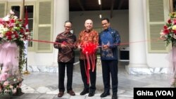 Dubes AS untuk Indonesia Joseph R Donovan bersama Wamenlu RI Mahendra Siregar dan Gubernur DKI Jakarta, Anies Baswedan meresmikan The Heritage Building atau Gedung Sjahrir yang berada di Kompleks Kedubes AS, Jakarta, Kamis, 23 Januari 2020. (Foto: VOA/Ghita)