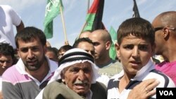 Seorang kakek Palestina terharu saat menyaksikan cucunya, Khaled Muhasen, dibebaskan dari penjara Israel (18/10).