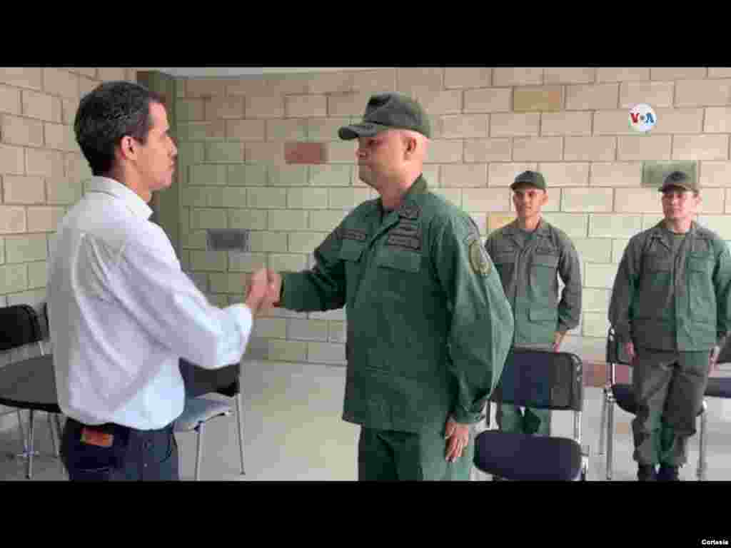 Militares desertores se presentaron oficialmente ante el presidente encargado de Venezuela, Juan Guaidó, mostrando su apoyo a la entrada de la ayuda humanitaria al país. 