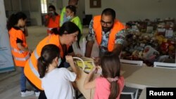 یونان میں بچے بیروت کے متاثرین کی مدد کے لیے عطیات دے رہے ہیں۔ (7 اگست 2020)