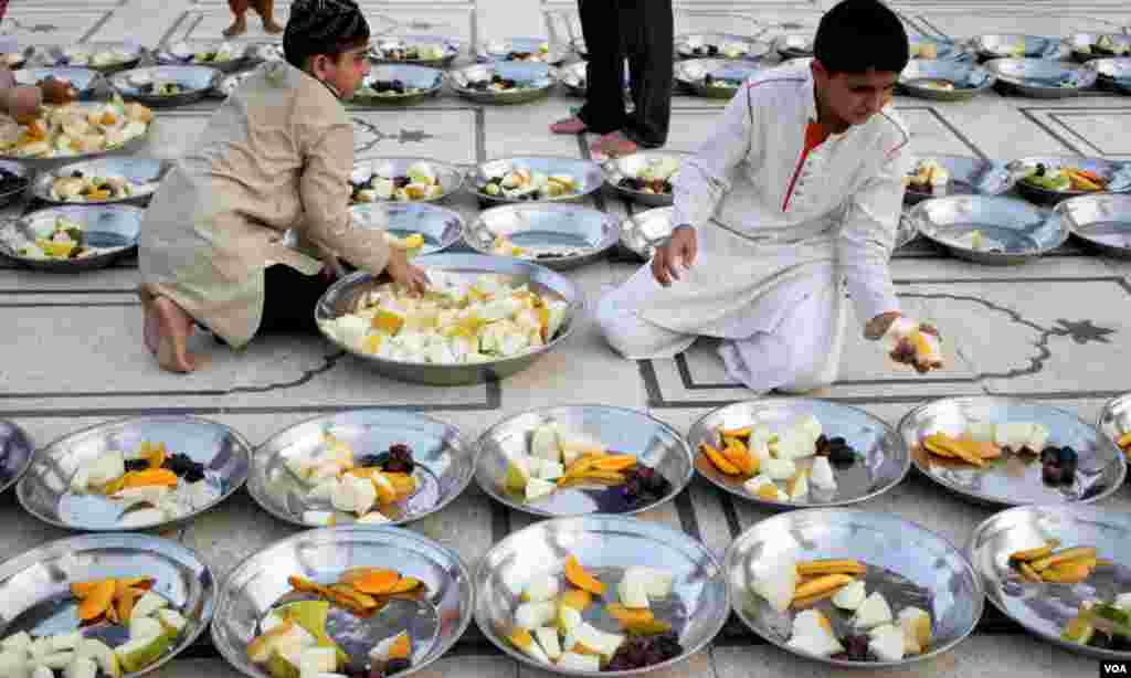 موسمی فروٹ ، پکوڑوں اور سموسوں سے سجے افطار کے تھالے مسجد کے صحن میں موجود ہیں