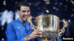 Rafael Nadal sabet gelar tunggal putra ke 75 dalam karirnya, setelah menjuarai China Terbuka 2017, 8 Oktober 2017.