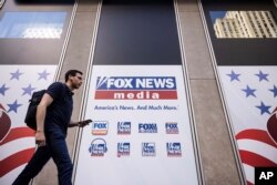 Mladić prolazi pored sjedišta kompanije Fox News u New Yorku, 12. aprila 2023. (Foto: AP/Yuki Iwamura)