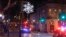 Policías recorren las calles del centro de Waukesha, Wisconsin, el domingo 21 de noviembre de 2021, luego de que una camioneta embistió un desfile navideño. 