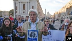 ARCHIVO: Pietro Orlandi muestra un cartel con una fotografía de su hermana Emanuela durante una sentada cerca de la Basílica de San Pedro, en Roma, el 14 de enero de 2023.