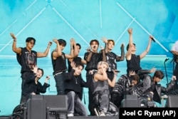 Anggota kelompok k-pop Seventeen tampil di Festival Glastonbury di Inggris, Jumat, 28 Juni 2024. (Joel C Ryan/Invision/AP)