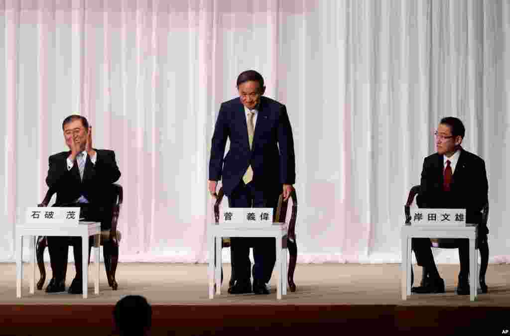 일본 자민당의 차기 총재 선거에 출마한 스가 요시히데 관방장관(중앙)과 기시다 후미오 전외무상 (오른쪽), 이시바 시게루 전 방위상이 도쿄 자민당 본부에서 공동기자회견을 가졌다. 