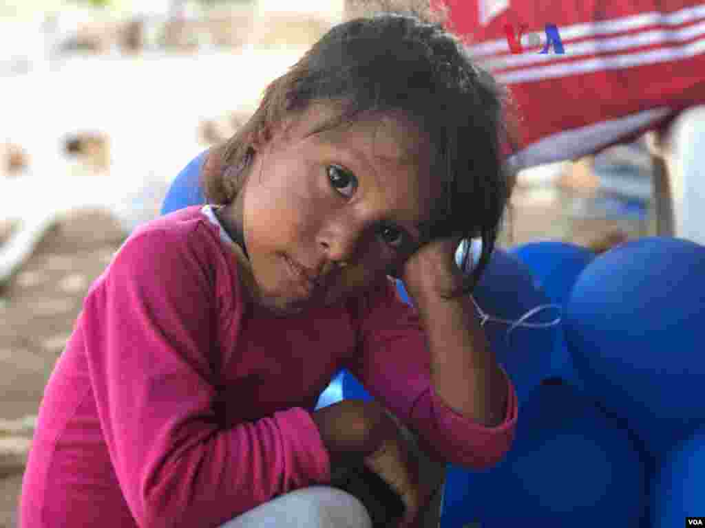 Una de las niñas del refugio improvisado&nbsp;creado por venezolanos en el vecindario Jardim Floresta, fronterizo de Brasil. Foto: Celia Mendoza - VOA