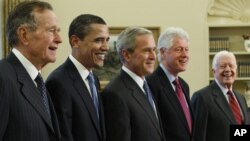 resident George W. Bush, center, poses with President-elect Barack Obama, and former presidents, from left, George H.W. Bush, le