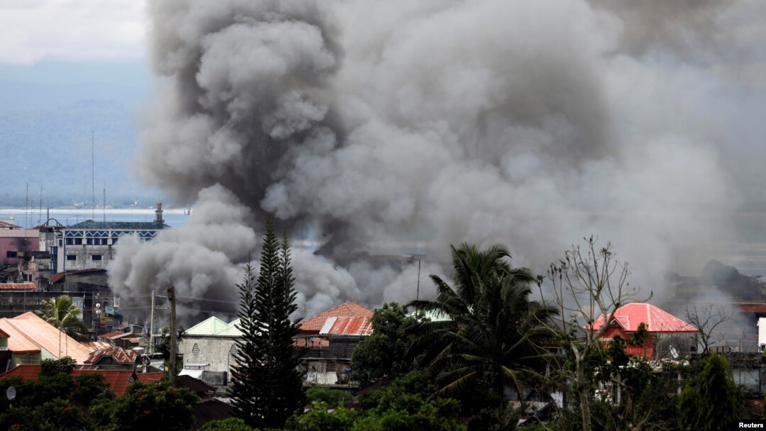 Asap membumbung dari kawasan hunian di Kota Marawi pada saat pertempuran antara tentara pemerintah dan kelompok militan Maute di selatan Filipina, 27 Mei 2017.