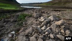 Foto de archivo del embalse seco Los Laureles -que abastecía el 30% de la capital hondureña- en Tegucigalpa, Honduras.