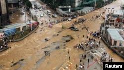 Photo à titre d'illustration uniquement: Voitures à l’arrêt à Pingba dans la province de Guizhou, le 3 juin 2014.