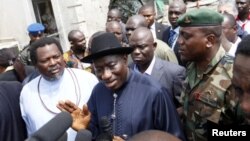 굿럭 조너선 나이지리아 대통령(중간).