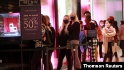 Los compradores hacen fila mientras esperan que una tienda de Victoria's Secret abra en Black Friday, en el Tysons Corner Center, en Tysons, Virginia, EE. UU., el 27 de noviembre de 2020.