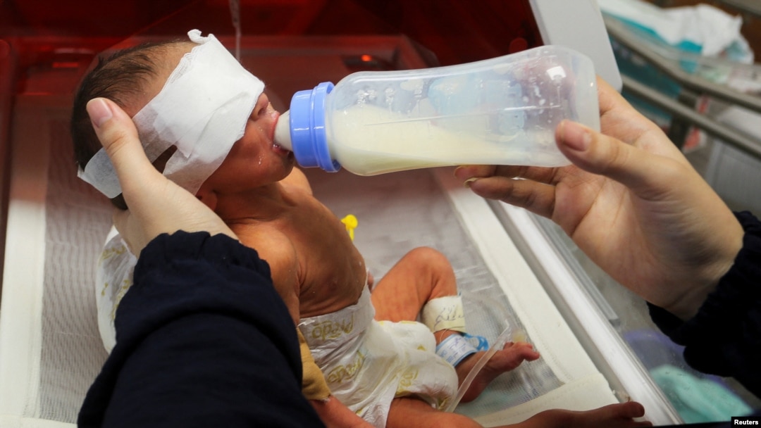 Nedonošče evakuisano iz bolnice Al Šifa u Gazi hrane u bolnici u Rafi (foto: Rojters/Hatem Khaled)
