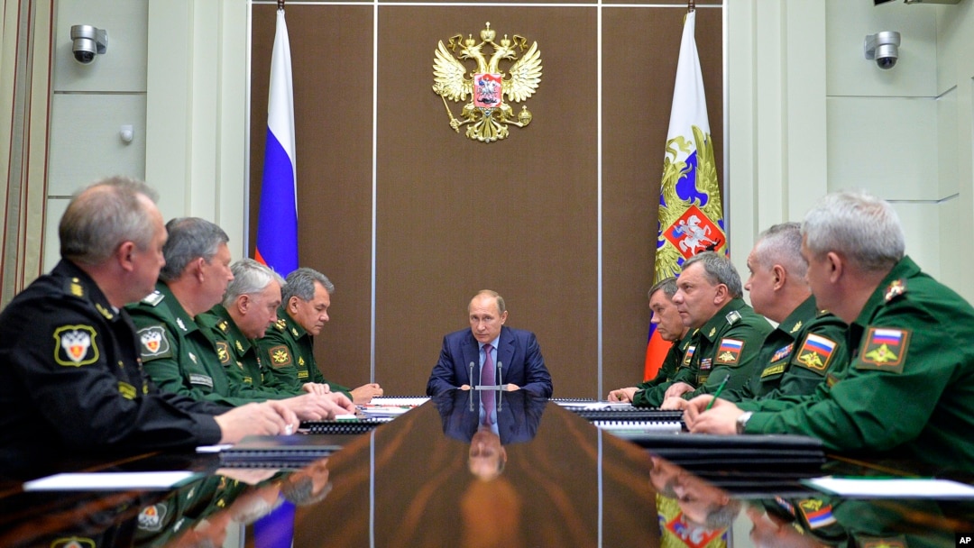 Presiden Vladimir Putin dalam pertemuan dengan pejabat-pejabat tinggi pertahanan di Sochi, Rusia selatan (10/11).