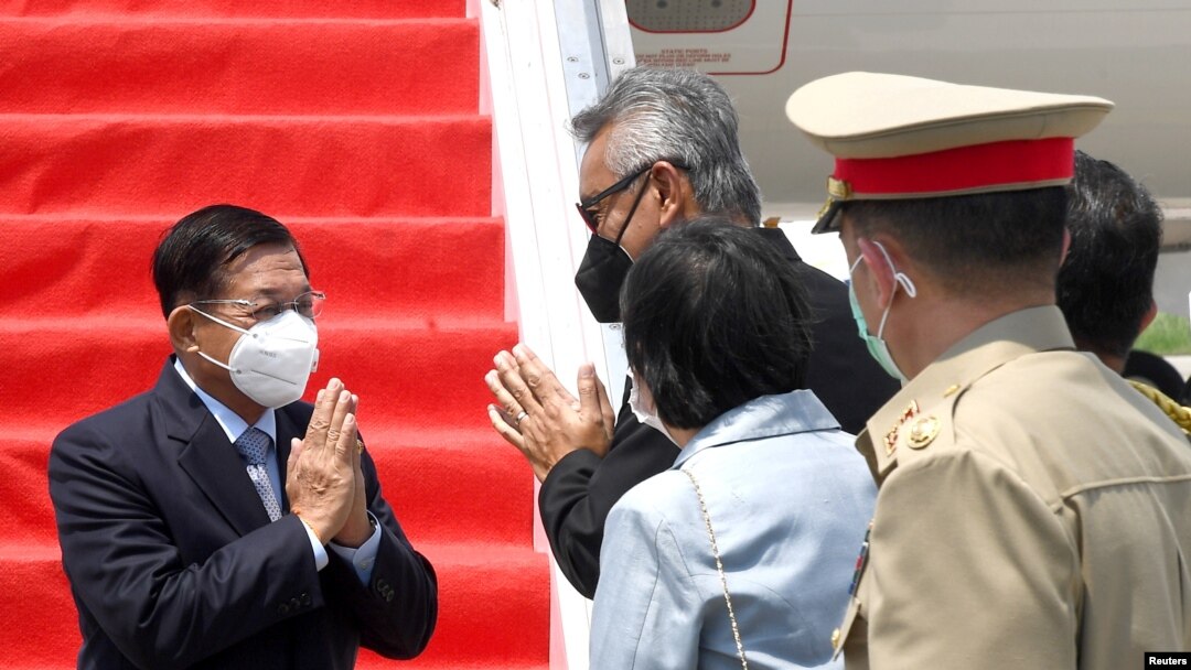 Pemimpin junta Myanmar Jenderal Senior Min Aung Hlaing (kiri) memberi isyarat saat penyambutan kedatangannya menjelang KTT ASEAN, di Bandara Internasional Soekarno Hatta di Tangerang, Banten, 24 April 2021. (Foto: Reuters)