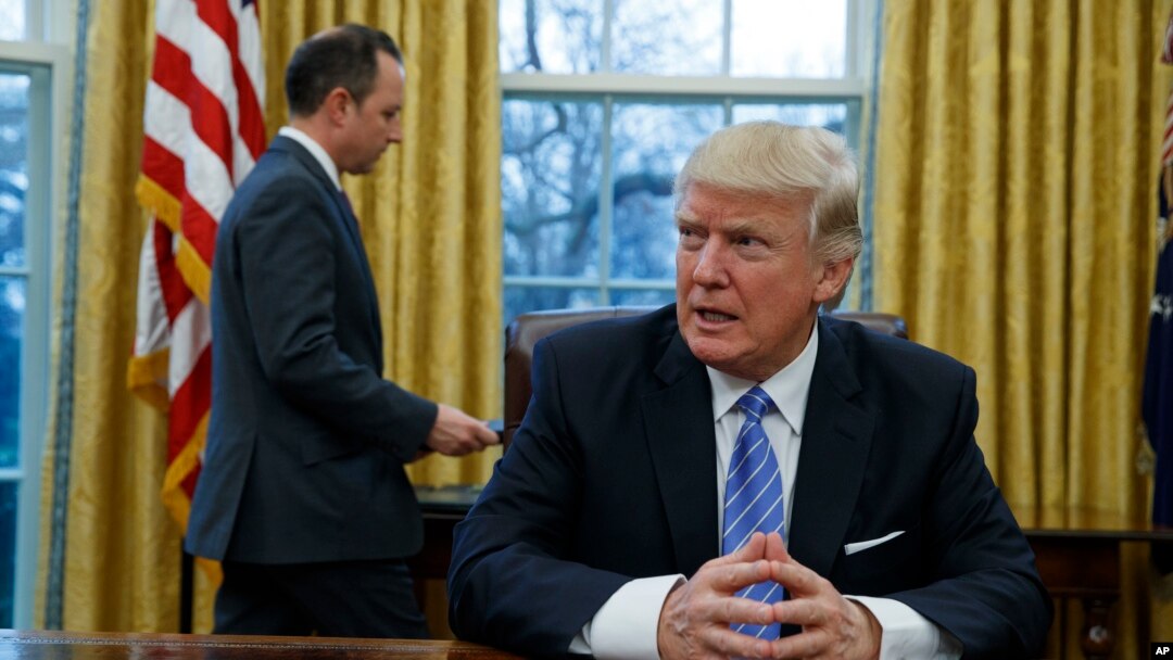 Tổng thống Hoa Kỳ Donald Trump ngồi trong Phòng Bầu dục của Toà Bạch Ốc, Washington, 23/1/2017. 