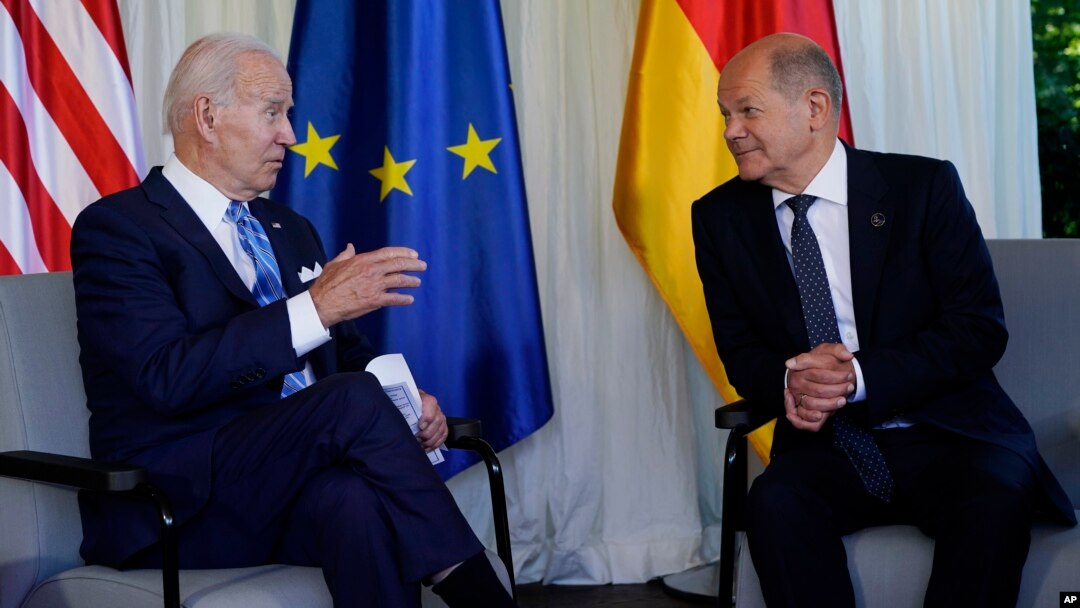 Başkan Biden ile Almanya Başbakanı Scholz'un Elmau'da yapılan G7 Zirvesi'ndeki görüşmesi- 26 Haziran 2023. (ARŞİV)