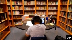 Un estudiante en una escuela pública de Los Angeles participa en una clase virtual en el Boys & Girls Club of Hollywood, el 26 de agosto de 2020.