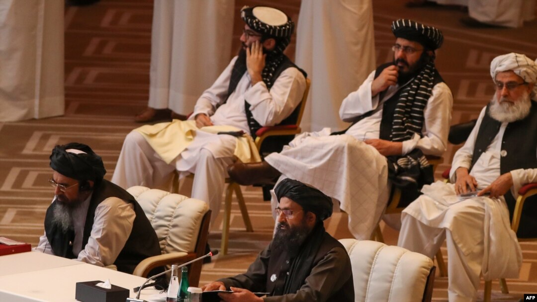 Mullah Abdul Ghani Baradar, umwe mu bashinze umutwe w'Abataribani muri Afuganisitani afata ijambo mu biganiro.