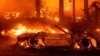 Vatra uništava vozila dok se požar Diksi širi kroz zajednicu Indijanskih vodopada u okrugu Plamas, Kalifornija, 24. jula 2021. (Foto: AP/Noa Berger)
