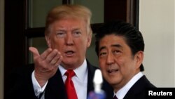 지난 6월 도널드 트럼프 미국 대통령(왼쪽)이 워싱턴 백악관에서 정상회담을 위해 도착한 아베 신조 일본 총리를 환영하고 있다.