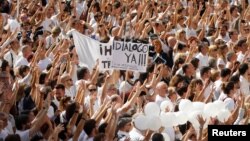 En la Plaza Sant Jaume en Barcelona, donde está el palacio de gobierno de Cataluña, los manifestantes allí gritaron: "¡Queremos dialogar!".