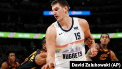 Nikola Jokić u duelu sa Džeronom Blosomgejmom na utakmici protiv Klivlenda u Denveru, (Foto: AP/David Zalubowski)