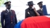 La comitiva fúnebre porta el ataúd del presidente haitiano Jovenel Moise, al comienzo del funeral en la casa de su familia en Cap-Haitien, Haití, la madrugada del viernes 23 de julio de 2021.