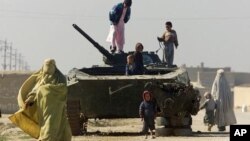 Deca u Avganistanu igraju se na vrhu napuštenog sovjetskog tenka