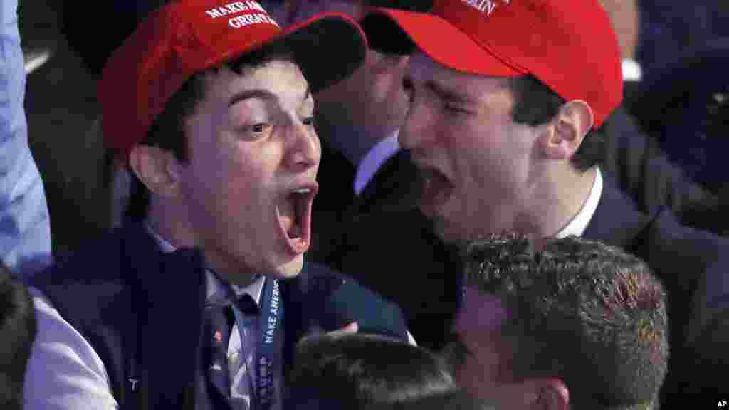 Les partisans du candidat républicain à la présidentielle, Donald Trump, applaudissent lors d'un rallye de la nuit des élections, le 8 novembre 2016.