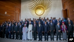 Les participants se réunissent pour une photo, lors de l'Assemblée de l'Union africaine, à Addis-Abeba, Ethiopie, le 30 janvier 2017.