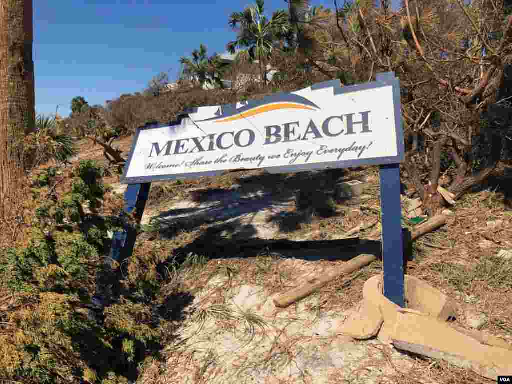 El cartel de bienvenida a Mexico Beach yace en medio de escombros dejados por el huracán Michael que devastó la pequeña población el 10 de octubre de 2018, cuando tocó tierra en el área con categoría 4, como uno de los peores huracanes que ha golpeado el territorio continental de EE.UU. Sábado 13 de octubre de 2018. Foto, Jorge Agobián.