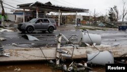 Instalasi listrik di Guayama, Puerto Rico tampak porak-poranda pasca dilanda badai Maria, Rabu (20/9). 